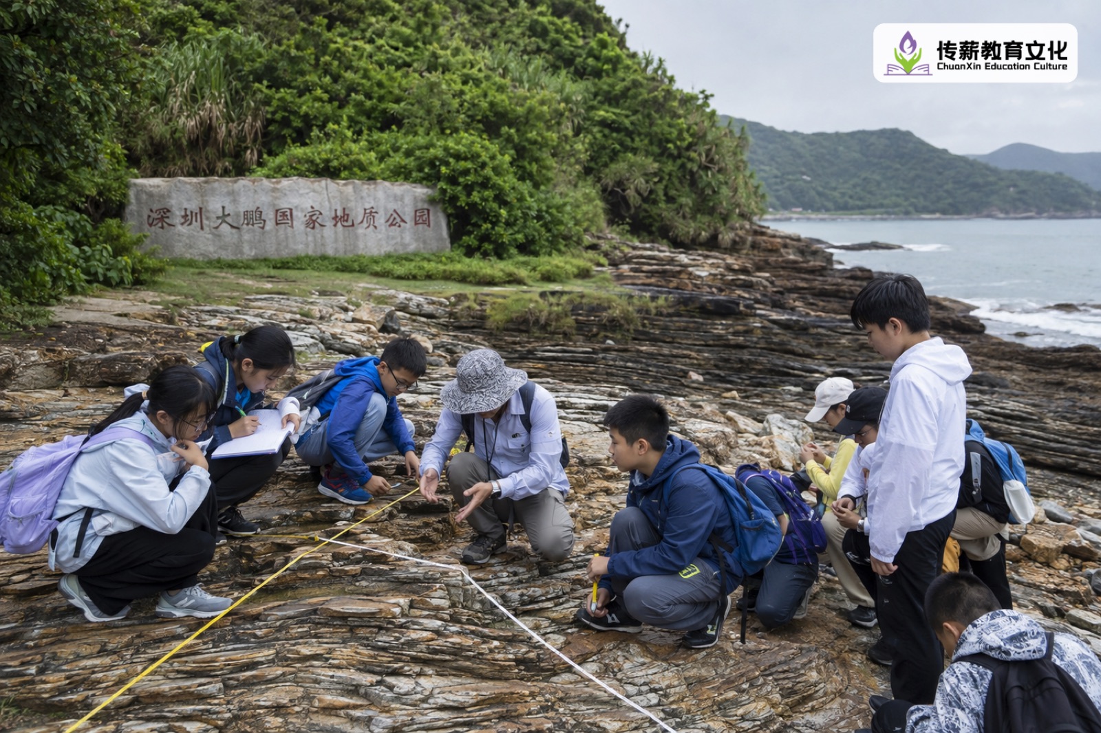 孩子在户外完成地质考察任务