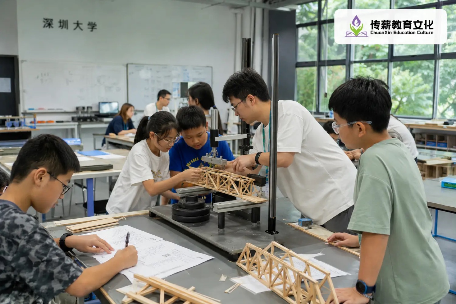 孩子在大学工程实验室参与学科体验