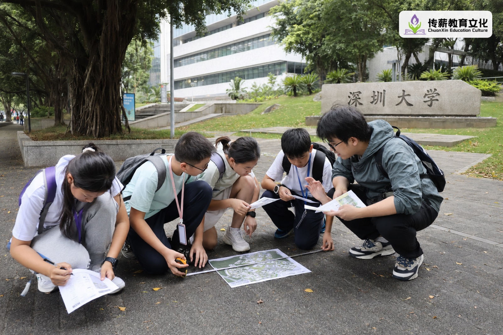 孩子在大学校园完成观察研究任务